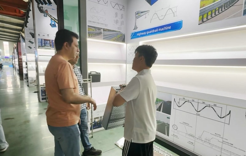 00 后外貿新兵亮眼！中拓業務員詳解聲屏障 / 橫剪線 以專業打動巴鐵開啟冷彎設備合作